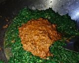Foto langkah ke 4 dari resep Tumis Daun Singkong Sarden.