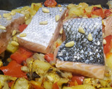 Foto del paso 4 de la receta: Salmón sobre verduras asadas