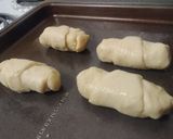 A picture of step 4 of Super easy pizza rolls.