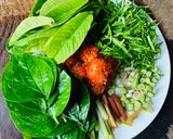 Hình bước làm 5 của món Vào bếp cùng con: thịt lợn gác bếp cuốn rau mọc ven đường Sải Duần, tươi xanh mơn mởn!