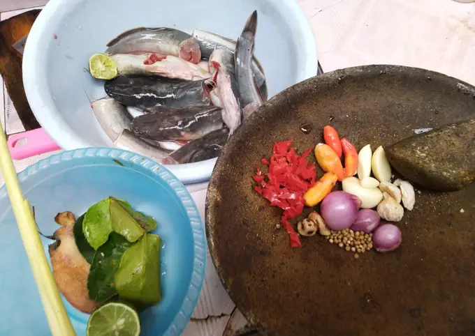Langkah-langkah untuk membuat Resep Mangut lele bumbu dapur rumahan