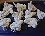 Csirkeszárnyak fehérboros, sajtos tésztabundában recept fázis 4 fotója