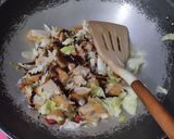 Foto langkah ke 3 dari resep Oseng Kol Tahu Baso Saus Tiram.