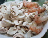 Foto del paso 1 de la receta: Champiñón con gambones