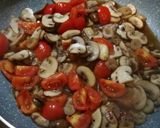 Foto del passaggio 3 della ricetta Funghi in padella con pomodorini
