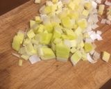 Foto del passaggio 1 della ricetta Risotto con carciofi e porro
