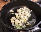 Une image de l'étape 5 de Navets et carottes violettes aux épices indiennes, bouillon de porc et coriandre.