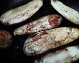 Foto del paso 1 de la receta: Berenjenas🍆 con cebolla🌰 caramelizada y pollo🍗!!!