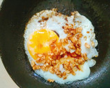 Foto langkah ke 3 dari resep Nasi telur ceplok khas pontianak.