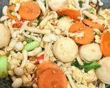 Gambar langkah 5 resipi 👩‍🍳Cendawan Shimeji Tumis Telur.