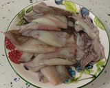 Foto del paso 1 de la receta: Chipirones al ajillo y patatas violetas fritas