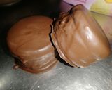 Foto del paso 6 de la receta: Alfajores bañados de chocolate