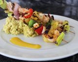 Foto del paso 2 de la receta: Pinchos de camarones y ananá con arroz cremoso de curry y salsa de mango & habanero