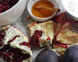 Foto del paso 1 de la receta: Yogur natural con higos, granada, miel y canela