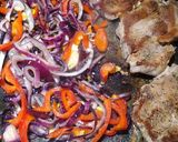 Foto del paso 3 de la receta: Bondiola y verduras a la chapa con ensalada de espinaca y huevo