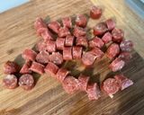 Une image de l'étape 8 de Salade de boulgour aux tomates, courgette, olives, persil et saucisses épicées.