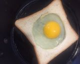 Foto langkah ke 2 dari resep Telor ceplok roti tawar.