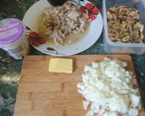 Gombamártással felöntött csirkemell, krumplipürével recept fázis 1 fotója