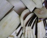 Foto del paso 1 de la receta: Berenjenas con cebolla y huevo