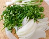 Hình bước làm 3 của món Bún Bò Huế (Bắp bò,sườn bò và chả lụa)