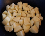 Foto del paso 1 de la receta: Curry de patata y semillas de nigella con naan casero