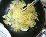 A picture of step 7 of Seafood Mix Salt Yakisoba.