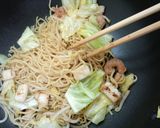 A picture of step 8 of Seafood Mix Salt Yakisoba.
