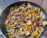 Foto del paso 4 de la receta: Salteado de vegetales y manzana🍎🧅🥯