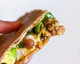 Foto del paso 7 de la receta: Quesadilla integral de chili con carne, aguacate y mozzarella 🥑