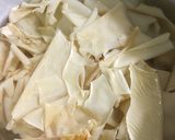 Hình bước làm 1 của món Chè tàu hủ ky bạch quả hạt sen