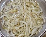 10分鐘榨菜肉絲麵 (咖樂彩虹麵)的食譜步驟1照片