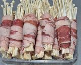 Foto langkah ke 2 dari resep Enoki Beef Roll.