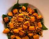 Foto del paso 2 de la receta: Ensalada de lentejas, espinacas, calabaza, granada, cebolla morada y huevo duro