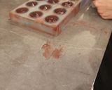Foto del paso 7 de la receta: Bombones de chocolate rellenos de chapulines