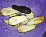 Foto del paso 1 de la receta: Berenjenas fritas con tomate una exquisitez vegan 💯🧜