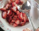 Foto del paso 5 de la receta: Postre en copa 🍧 de frutillas con crema