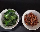 A picture of step 1 of Curry leaves chutney.