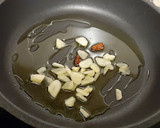 Foto del paso 2 de la receta: Mini tosta de salmón y gulas