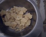 A picture of step 2 of Papad raita.