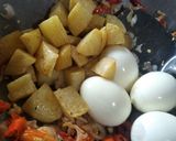 Foto langkah ke 2 dari resep Telur Kentang Tumis Kecap.