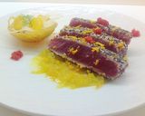 Foto del passaggio 5 della ricetta Tonno marinato, con cipolla caramellata all'arancia e cestino di spaghetti con finocchio e arancia
