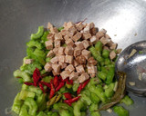 Foto langkah ke 3 dari resep Tumis Pare Daun Melinjo Tempe Kedelai.