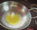 A picture of step 1 of Tomato upma.