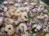Spaghetti de tinta con puntilla y gambas