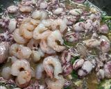 Foto del paso 4 de la receta: Spaghetti de tinta con puntilla y gambas