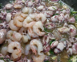 Foto del paso 4 de la receta: Spaghetti de tinta con puntilla y gambas