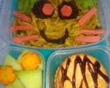Foto langkah ke 6 dari resep Bekal Anak Mie Goreng karakter kucing mudah unik.