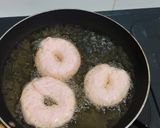Foto langkah ke 3 dari resep Donat Yoghurt Strawberry.