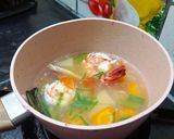 Foto langkah ke 6 dari resep Sop udang (MPASI 1 tahun +).