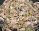 Foto del paso 4 de la receta: Champiñones con ajos tiernos